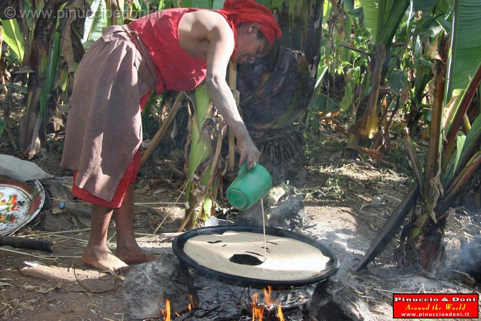 Ethiopia - Preparazione del kotcho pane tradizionale - 18.jpg
